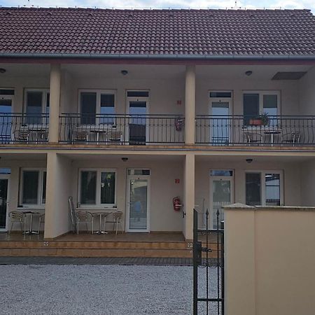 Apartmanovy Dom Flora Veľký Meder Exterior foto