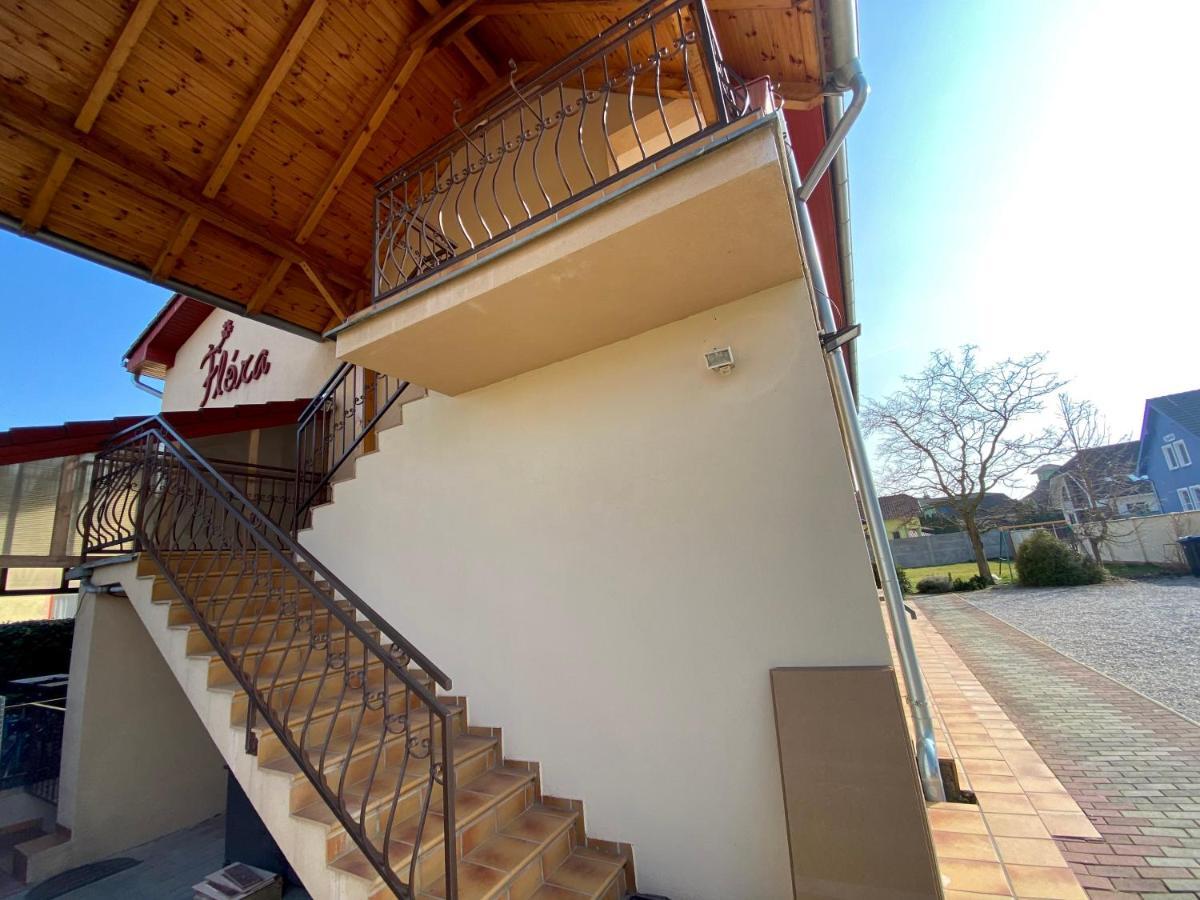 Apartmanovy Dom Flora Veľký Meder Exterior foto