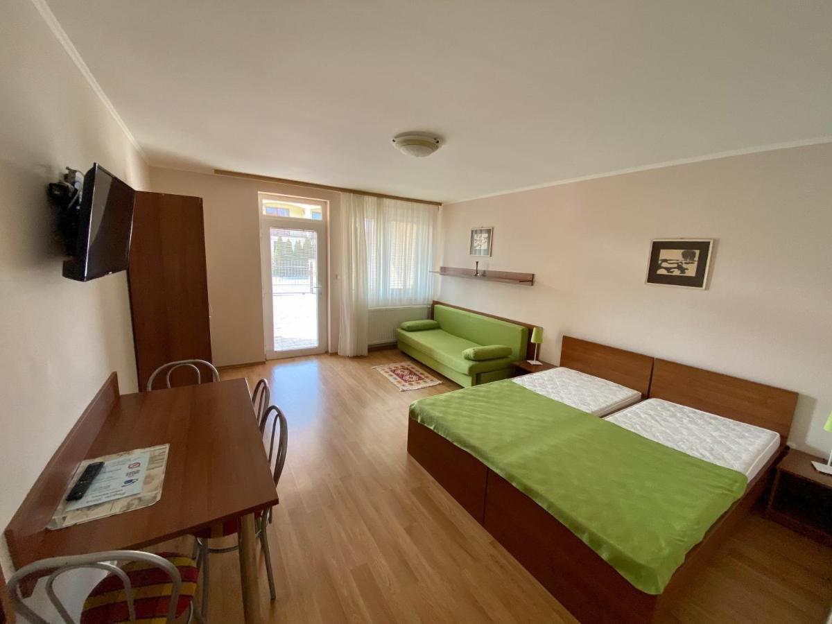 Apartmanovy Dom Flora Veľký Meder Exterior foto